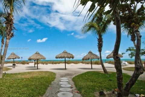 Condo in Key Biscayne, Florida, 1 bedroom  № 1945482 - photo 15