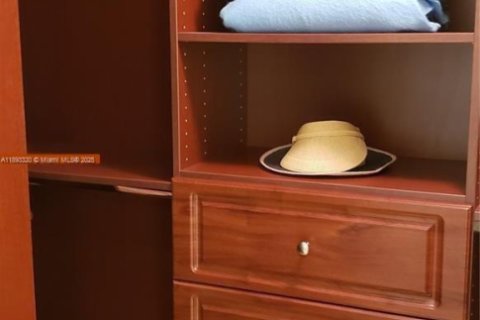 Condo in Key Biscayne, Florida, 1 bedroom  № 1945482 - photo 11