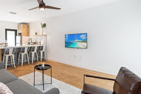 House in Miami, Florida 1 bedroom, 214.14 sq.m. № 2077155 - photo 3