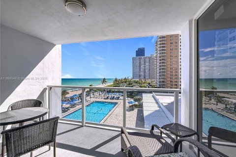 Condominio en alquiler en Hallandale Beach, Florida, 2 dormitorios, 133.78 m2 № 1950071 - foto 4