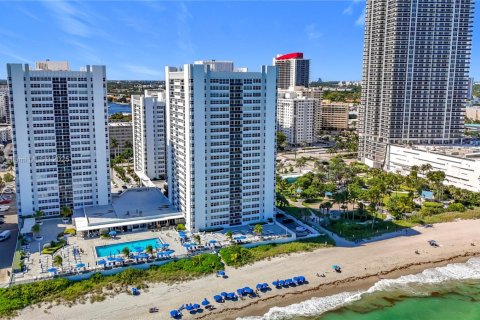 Condominio en alquiler en Hallandale Beach, Florida, 2 dormitorios, 133.78 m2 № 1950071 - foto 17
