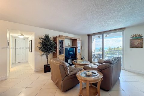 Condominio en alquiler en Hallandale Beach, Florida, 2 dormitorios, 133.78 m2 № 1950071 - foto 21