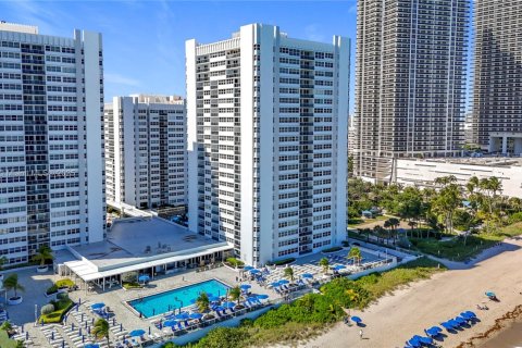 Condominio en alquiler en Hallandale Beach, Florida, 2 dormitorios, 133.78 m2 № 1950071 - foto 15