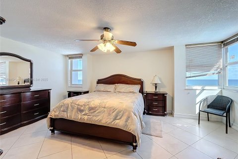Condominio en alquiler en Hallandale Beach, Florida, 2 dormitorios, 133.78 m2 № 1950071 - foto 11