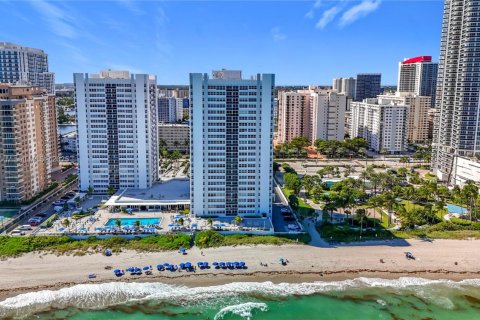 Condominio en alquiler en Hallandale Beach, Florida, 2 dormitorios, 133.78 m2 № 1950071 - foto 16