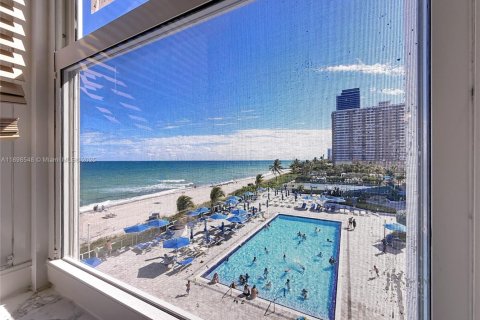 Condominio en alquiler en Hallandale Beach, Florida, 2 dormitorios, 133.78 m2 № 1950071 - foto 1