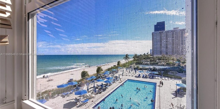 Condominio en Hallandale Beach, Florida, 2 dormitorios  № 1950071