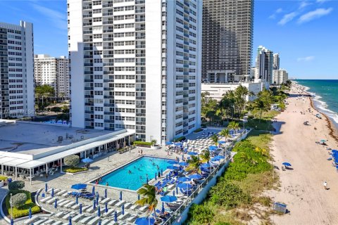 Condominio en alquiler en Hallandale Beach, Florida, 2 dormitorios, 133.78 m2 № 1950071 - foto 14