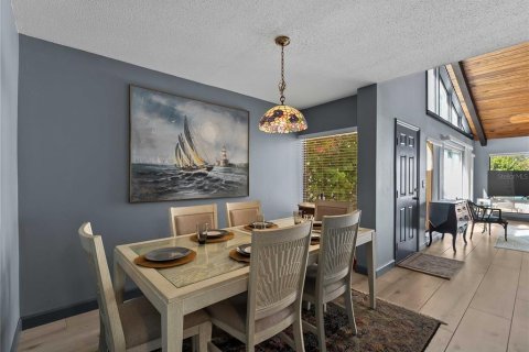 Condo in Venice, Florida, 2 bedrooms № 2302560 - photo 9
