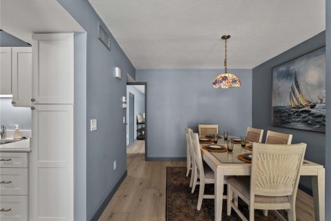 Condo in Venice, Florida, 2 bedrooms № 2302560 - photo 11