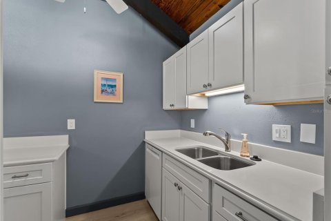Condo in Venice, Florida, 2 bedrooms № 2302560 - photo 12