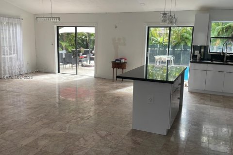House in Miami, Florida 3 bedrooms, 157.28 sq.m. № 1984656 - photo 6