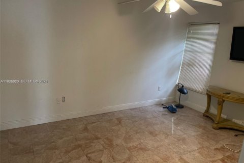 House in Miami, Florida 3 bedrooms, 157.28 sq.m. № 1984656 - photo 13