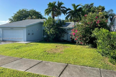 House in Miami, Florida 3 bedrooms, 157.28 sq.m. № 1984656 - photo 3