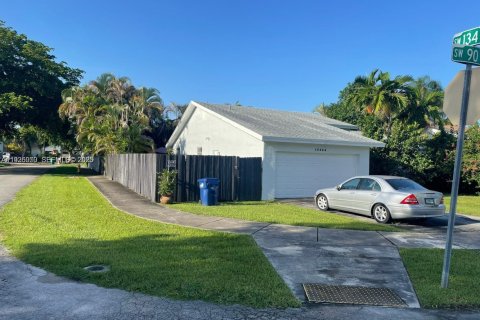 House in Miami, Florida 3 bedrooms, 157.28 sq.m. № 1984656 - photo 2