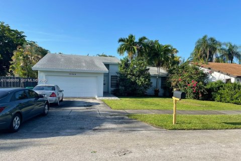 House in Miami, Florida 3 bedrooms, 157.28 sq.m. № 1984656