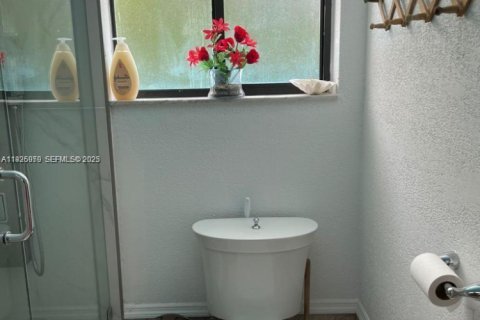 House in Miami, Florida 3 bedrooms, 157.28 sq.m. № 1984656 - photo 9