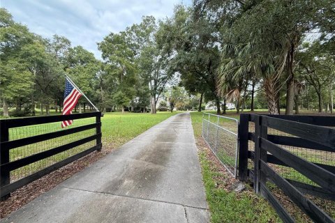 House in Newberry, Florida 5 bedrooms, 377.18 sq.m. № 1901598 - photo 1