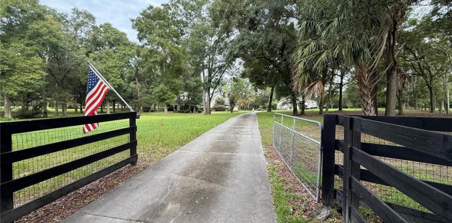 House in Newberry, Florida 5 bedrooms, 377.18 sq.m. № 1901598