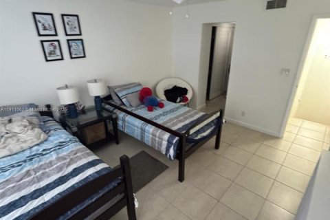 Condominio en venta en Hialeah, Florida, 2 dormitorios, 131.64 m2 № 1966757 - foto 11