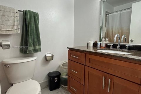 Condominio en venta en Hialeah, Florida, 2 dormitorios, 131.64 m2 № 1966757 - foto 15