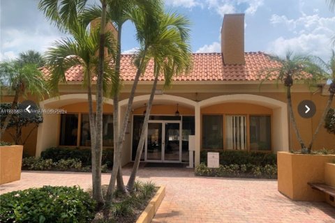 Condominio en venta en Hialeah, Florida, 2 dormitorios, 131.64 m2 № 1966757 - foto 1