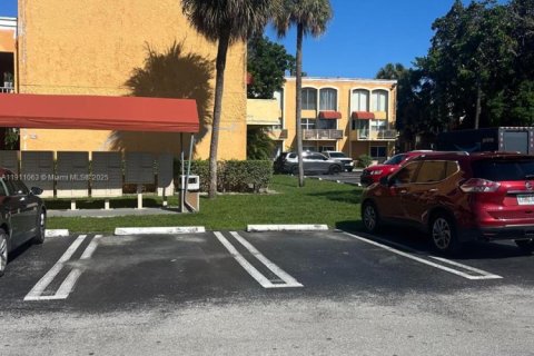 Condominio en venta en Hialeah, Florida, 2 dormitorios, 131.64 m2 № 1966757 - foto 3