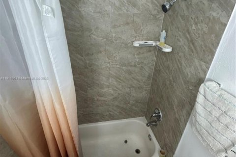Condominio en venta en Hialeah, Florida, 2 dormitorios, 131.64 m2 № 1966757 - foto 16