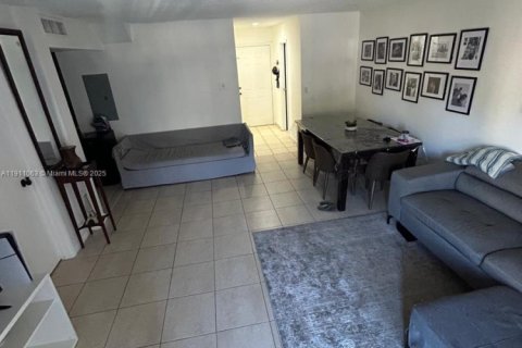 Condominio en venta en Hialeah, Florida, 2 dormitorios, 131.64 m2 № 1966757 - foto 7
