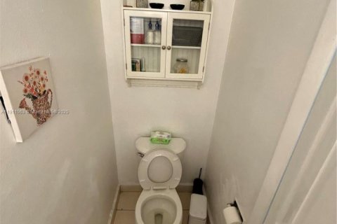 Condominio en venta en Hialeah, Florida, 2 dormitorios, 131.64 m2 № 1966757 - foto 10
