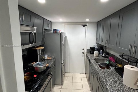 Condominio en venta en Hialeah, Florida, 2 dormitorios, 131.64 m2 № 1966757 - foto 4