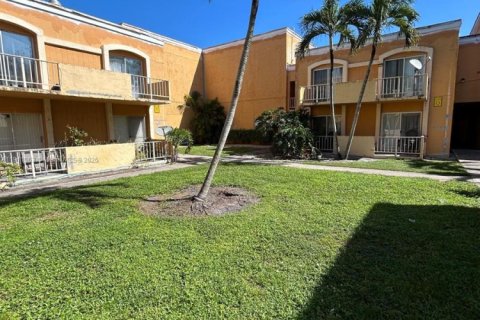Condominio en venta en Hialeah, Florida, 2 dormitorios, 131.64 m2 № 1966757 - foto 2