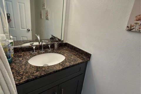 Condominio en venta en Hialeah, Florida, 2 dormitorios, 131.64 m2 № 1966757 - foto 9