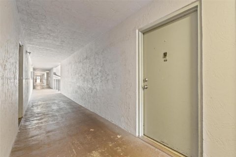 Купить кондоминиум в Майами, Флорида 2 спальни, 91.23м2, № 1955589 - фото 12