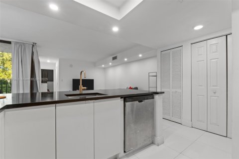 Купить кондоминиум в Майами, Флорида 2 спальни, 91.23м2, № 1955589 - фото 3