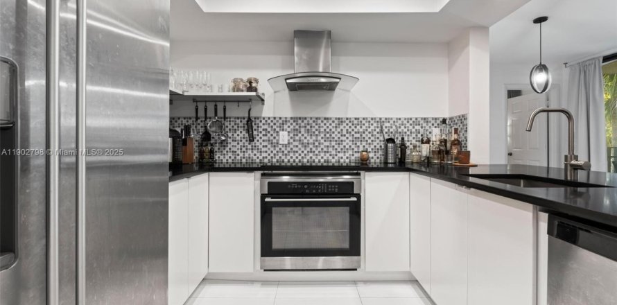 Кондоминиум с 2 спальнями в Майами, Флорида № 1955589