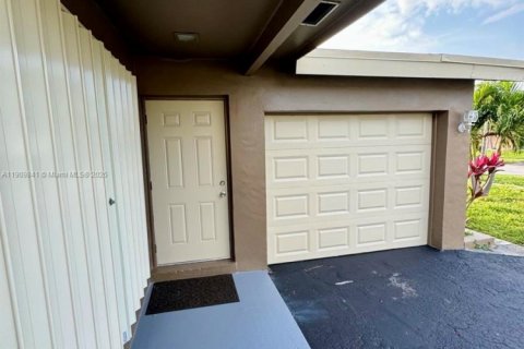 Снять в аренду виллу или дом в Санрайз, Флорида 4 спальни, 157.93м2, № 1965472 - фото 3