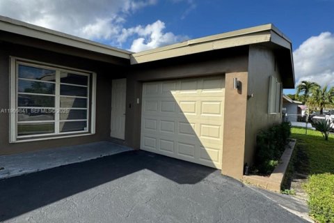 Снять в аренду виллу или дом в Санрайз, Флорида 4 спальни, 157.93м2, № 1965472 - фото 20