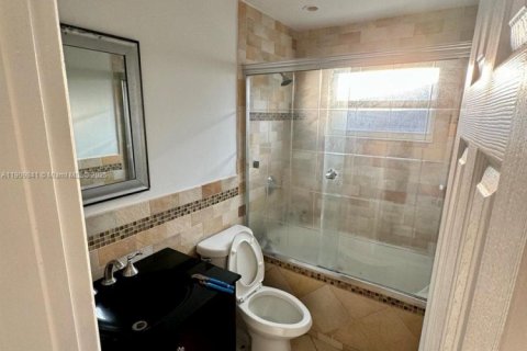 Снять в аренду виллу или дом в Санрайз, Флорида 4 спальни, 157.93м2, № 1965472 - фото 7