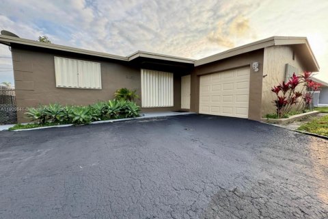 Снять в аренду виллу или дом в Санрайз, Флорида 4 спальни, 157.93м2, № 1965472 - фото 1