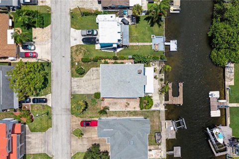 House in Hudson, Florida 3 bedrooms, 241.92 sq.m. № 2226031 - photo 2