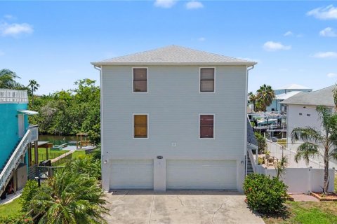 House in Hudson, Florida 3 bedrooms, 241.92 sq.m. № 2226031