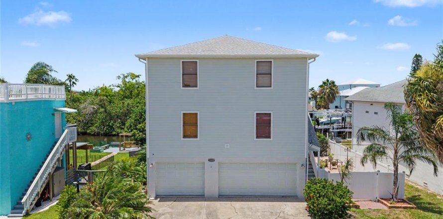 House in Hudson, Florida 3 bedrooms, 241.92 sq.m. № 2226031
