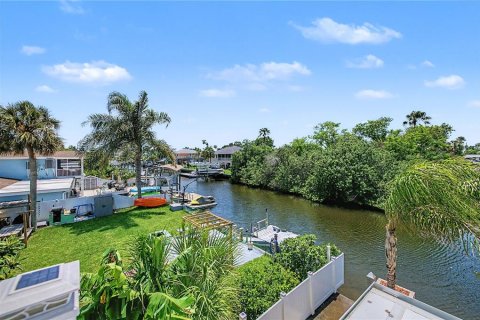 House in Hudson, Florida 3 bedrooms, 241.92 sq.m. № 2226031 - photo 28
