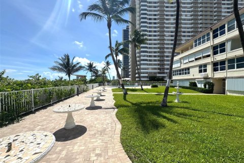 Condominio en venta en Hallandale Beach, Florida, 1 dormitorio, 81.57 m2 № 1683783 - foto 17
