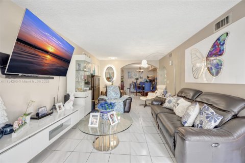 Condo in Miami, Florida, 3 bedrooms  № 1799492 - photo 13