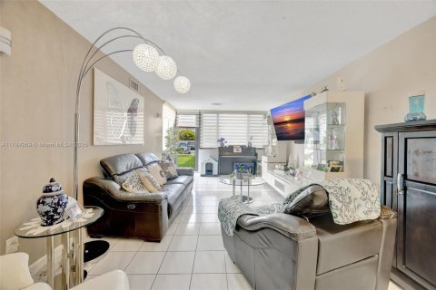 Condo in Miami, Florida, 3 bedrooms  № 1799492 - photo 9