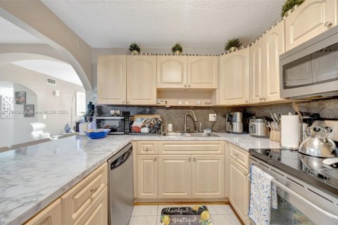 Condo in Miami, Florida, 3 bedrooms  № 1799492 - photo 17