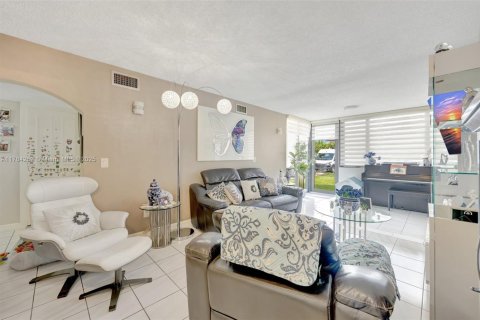 Condo in Miami, Florida, 3 bedrooms  № 1799492 - photo 10