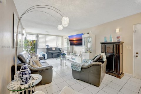 Condo in Miami, Florida, 3 bedrooms  № 1799492 - photo 11